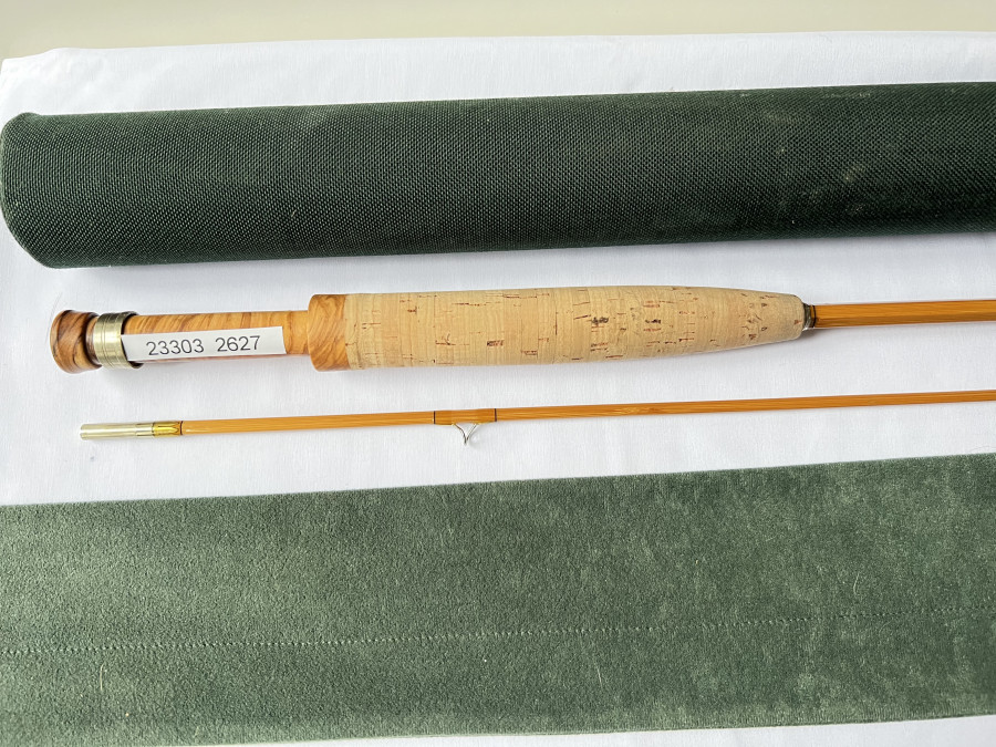 Gespliesste Fliegenrute, Blank von einem Hobby Rutenbauer, hohlgebaut, 2 tlg., 2,25m, #4/5, Rollenhalter Olivenholz quergedreht, Ringwicklungen und Lackierung wurde von Robert Stroh gemacht, 
Futteral, Codura Transportrohr, wenig gefischt, schöne parabolische Aktion, Spitze gerade, sehr guter Zustand
