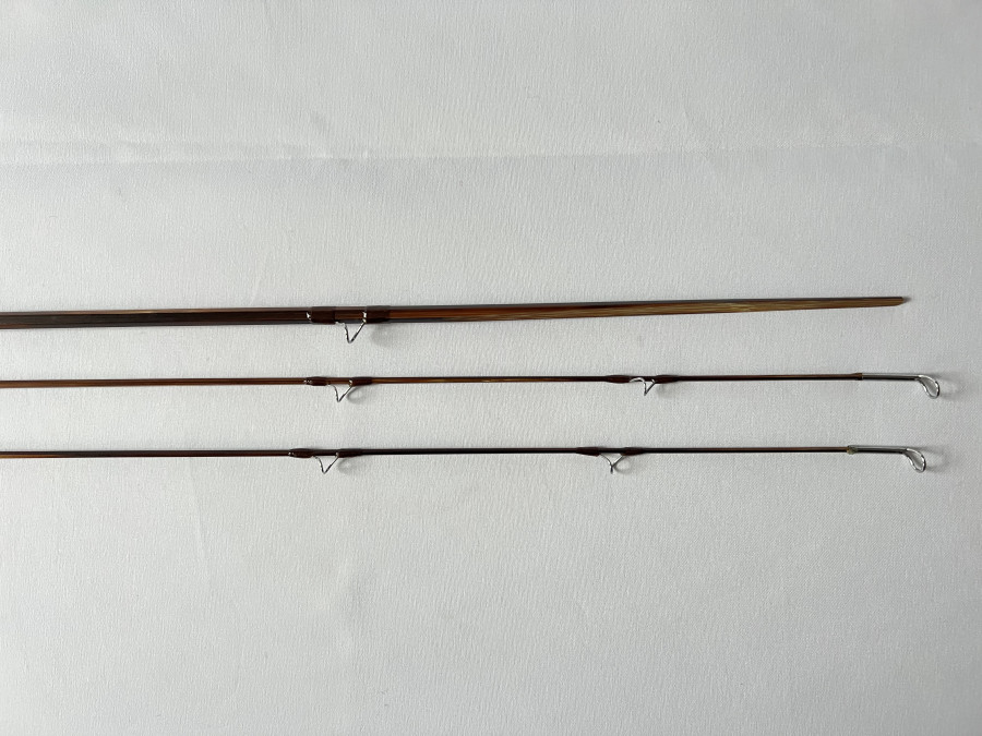 Gespliesste Fliegenrute, Chinesischer imprägnierter Blank, Dickerson Taper 2012, spliced, 2tlg. 2,15m #5, Reservespitze, Futteral und 
Rutentransportrohr, mit Kunstleder bezogen, neu und ungefischt, Transportlänge 1250mm