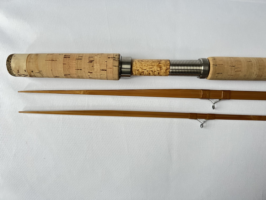 Gespliesste Zweihandfliegenrute, Quad, spliced, 3tlg., 3,40m, #8, Gewicht 254 Gramm, Edelstahl Rollenhalter mit Birkholzeinlage, Florkork, handgehobelt auf einer Handmill, in Zusammenarbeit mit einem erfahrenem Rutenbauer in dessen Werkstatt, Futteral, Kunststoff Transportrohr, neu und ungefischt, Transportlänge 1250mm