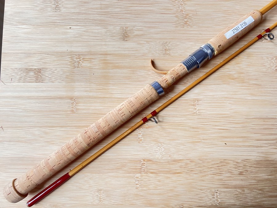 Gespliesste Spinnrute, Blank von Günter Henseler, 2tlg., 2,30m, WG 5-15g, Gewicht 135 Gramm, Baubushülse, Alu Schraubrollenhalter mit Korkeinlage,  Revolvergriff für Multirolle, Futteral, neu und ungefischt, Transportlänge 1220mm