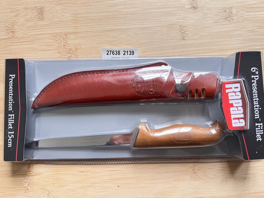 Filetiermesser, Rapala, Presentation Filet 15cm, Griff aus gebackener Birke, geölt,  Fingerschutz,  Premium-Edelstahl,
durchgehende Tang-Konstruktion,  Klassisches gerades Klingendesign,  scharfe und flexible Spitze,  gewalzte Echtlederscheide 
mit Schnappverschluss, Gürtelschlaufe, neu in Originalverpackung