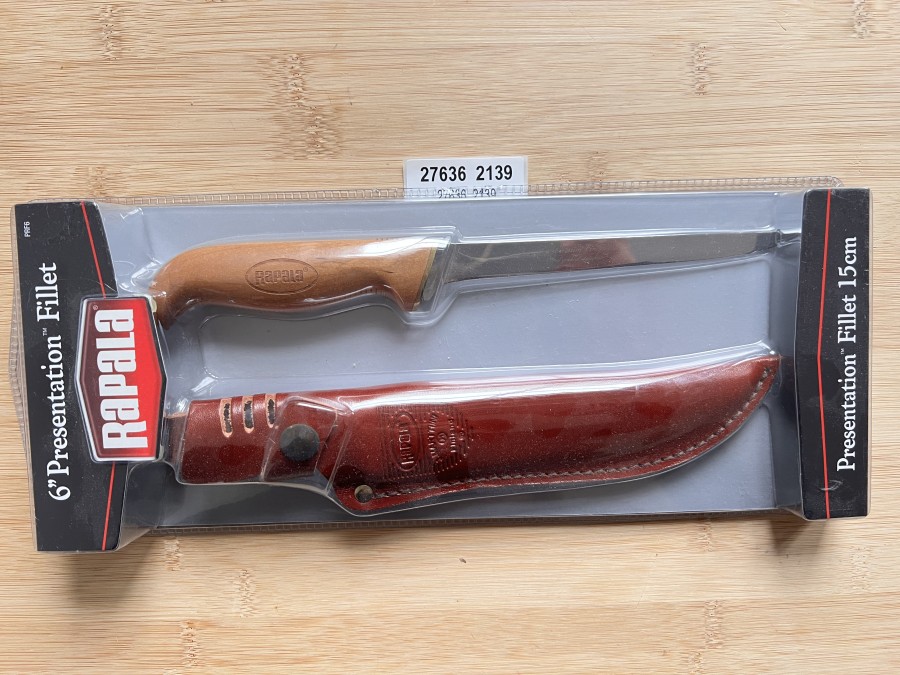 Filetiermesser, Rapala, Presentation Filet 15cm, Griff aus gebackener Birke, geölt,  Fingerschutz,  Premium-Edelstahl,
durchgehende Tang-Konstruktion,  Klassisches gerades Klingendesign,  scharfe und flexible Spitze,  gewalzte Echtlederscheide 
mit Schnappverschluss, Gürtelschlaufe, neu in Originalverpackung
