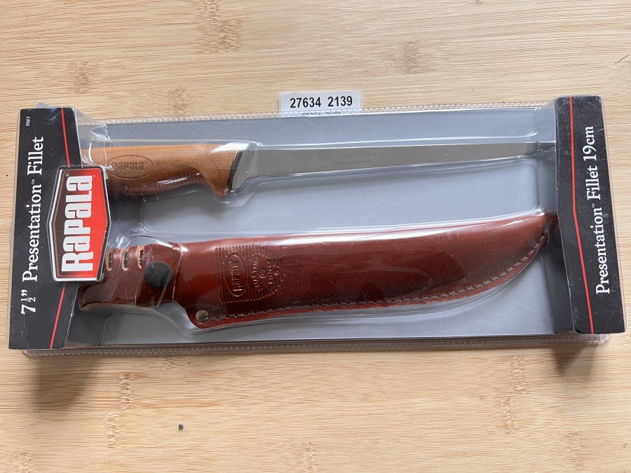 Filetiermesser, Rapala, Presentation Filet 15cm, Griff aus gebackener Birke, geölt,  Fingerschutz,  Premium-Edelstahl,
durchgehende Tang-Konstruktion,  Klassisches gerades Klingendesign,  scharfe und flexible Spitze,  gewalzte Echtlederscheide 
mit Schnappverschluss, Gürtelschlaufe, neu in Originalverpackung