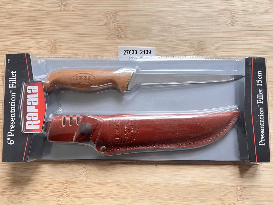 Filetiermesser, Rapala, Presentation Filet 15cm, Griff aus gebackener Birke, geölt,  Fingerschutz,  Premium-Edelstahl,
durchgehende Tang-Konstruktion,  Klassisches gerades Klingendesign,  scharfe und flexible Spitze,  gewalzte Echtlederscheide 
mit Schnappverschluss, Gürtelschlaufe, neu in Originalverpackung
