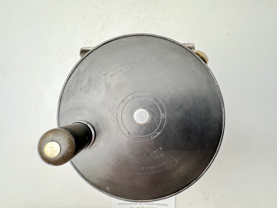Lachsfliegenrolle, Made by Hardy Bros Ltd. England, The Perfect Fly Reel, Brit. Pat. Nos. 145904 & U.S.A 269887, Duplicated Mark II, Size 4 1/4, Rechtshand, Gewicht 471g, Schnurführungring aus Neusilber, Rollenfuß 100mm, Rolle wurde von einem Hardy Rollenspezialisten repariert, neu geschwärzt, Rollentasche, sehr guter Zustand