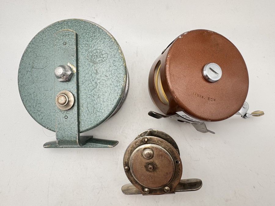 3 Vintage Angelrollen, Fliegenrolle, Eagle Claw, Wright & McGill Co., Model ECF, mit Fliegenschnur, Grundrolle, DAM Geräte Qualität, Senior 4000, Kleine Angelrolle, vernickelt, Rollendurchmesser 40mm, Rollenbreite 25mm, Gebrauchsspuren