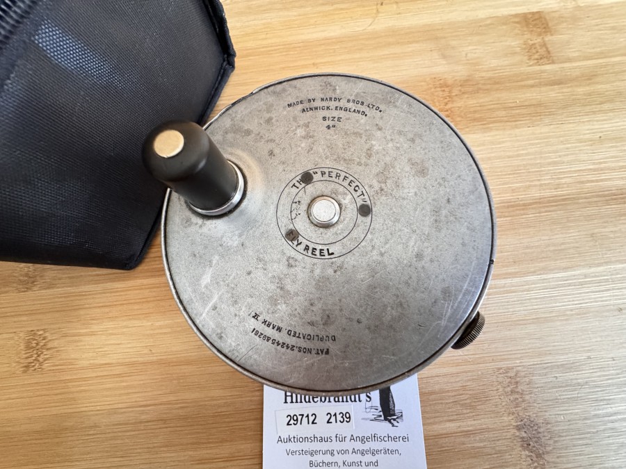Lachsfliegenrolle, Made by Hardy Bros Ltd, Alnwick, England, The Perfect  Flyreel, Size 4", Messing Rollenfuß, 65mm lang, Rechtshand, Gewicht 385g, Pat. Nos. 24245 & 9261, Duplicated Mark II,technisch gut, Gebrauchsspuren am Gehäuse, Salmo Rollentasche