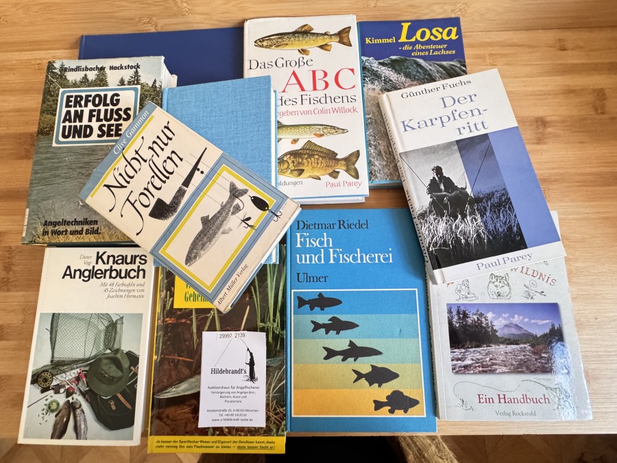 Köstliche Wildnis Ein Handbuch, Roland Diix, 2007, ISBN 978-3-938997-96-3, Knaurs Anglerbuch, Dieter Voigt, 1971, Nicht nur Forellen, Clive Mammon, 1959, Der Karpfenritt, Günther Fuchs, 1971, Erfolg an Fluss und See, Rindlisbacher/Hackstock, 1975, Losa - die Abenteuer eines Lachses, Kimmel, 1979, Fisch- Wasser- Geheimnisse, Dr. Heinrich Hunziker, 1957, Das Große ABC des Fischens, Colin Willock, 1976, Fisch und Fischerei, Dietmar Riedel, 1974, Knaurs Angelbuch, Dieter Vogt, 1971, Das neue Angelbuch in Farbe, Alexander Spoerl, 1977