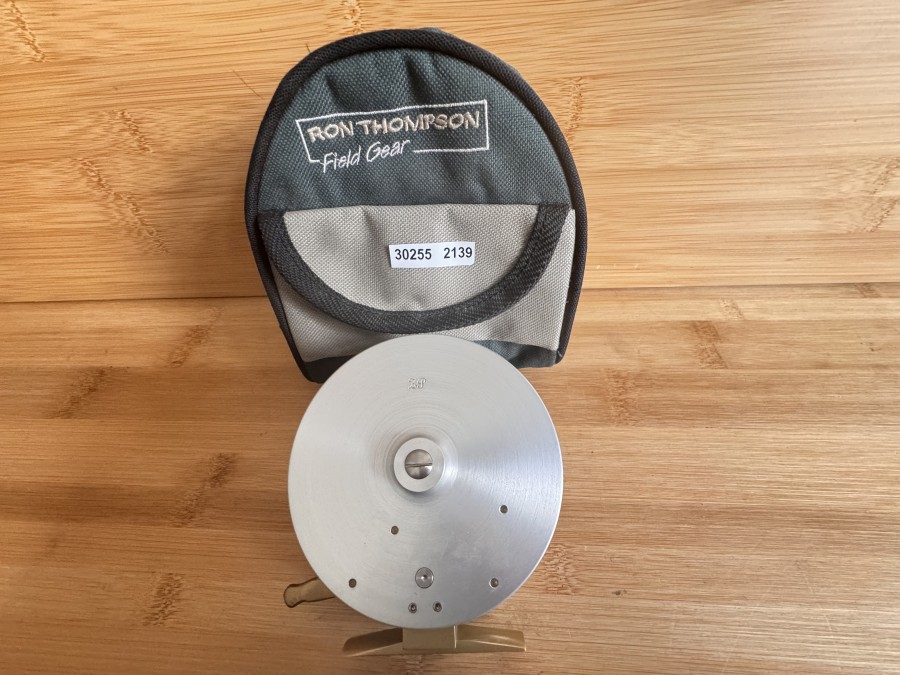Centerpinrolle, ZP gemarkt, Peter Taudor, Alu/Messing, 12 Speichen, 2 Horngriffe, Rollendurchmesser 102mm, Rollenbreite 32mm, Gewicht 180g, Rollentasche (Ron Thompson), minimale Gebrauchsspuren, eine TRAUMCENTERPIN MADE IN GERMANY