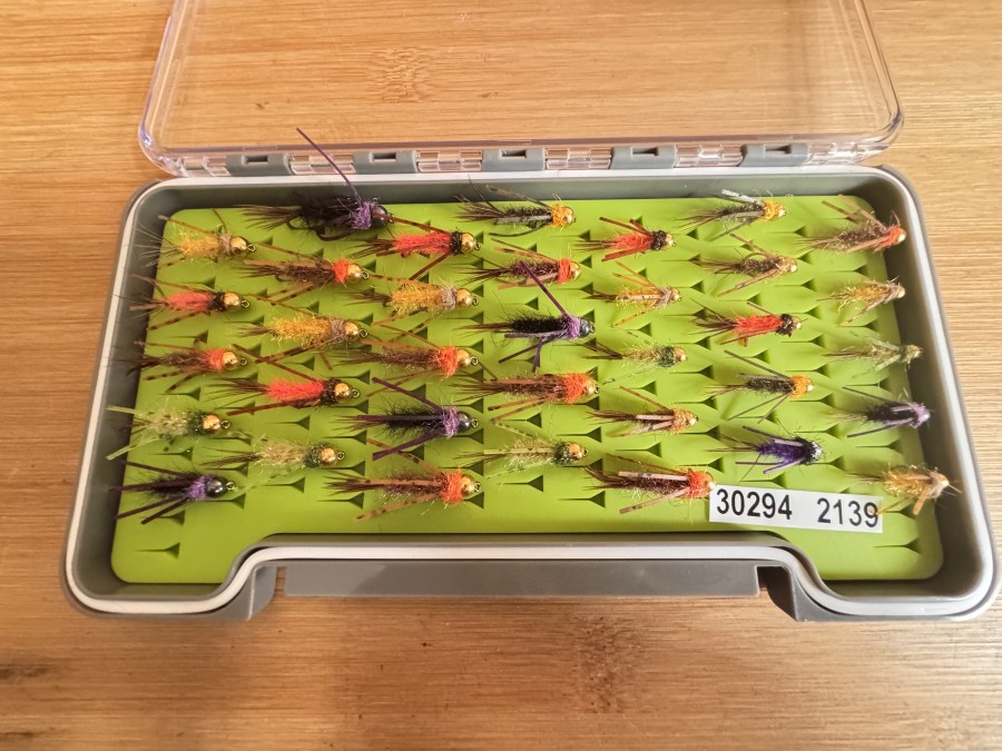 Tungstennymphen Sortiment, 35 Stück, Grösse 6 bis 16, Gummibeine, in Kunststoff Fliegenbox, sehr gute Qualität