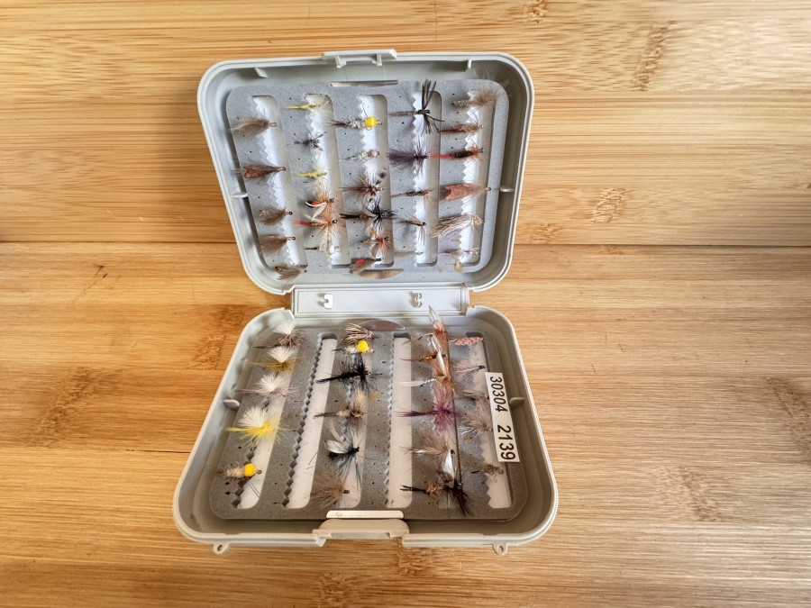 Trockenfliegen Sortiment, 49 Stück, Grösse12 bis 18, Parachute, CDC, Klassische Flügelfliegen, in CF Foambox