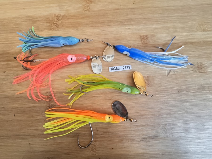 Meeres Spinnköder, Gewicht 38g, blau,, Gewicht 28g, orange, Gewicht 36g, gelb/grün, Gewicht 38g, weiß/blau, Gewicht 24g, gelb/orange, ungefischt