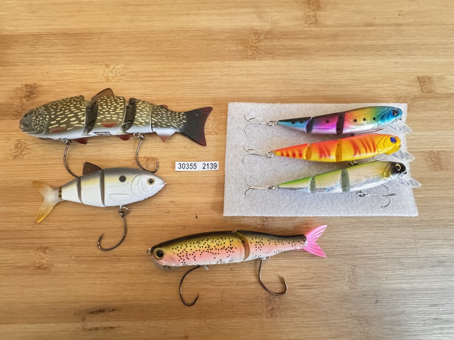 Wobbler, Spro, 3tlg., 155mm lang, Gewicht 60g, Spro, 4tlg., 120mm lang, Gewicht 28g, Jackson, 2tlg., 140mm lang, Gewicht 28g, 2 Wobbler, 100mm lang, 14g, ungefischt
