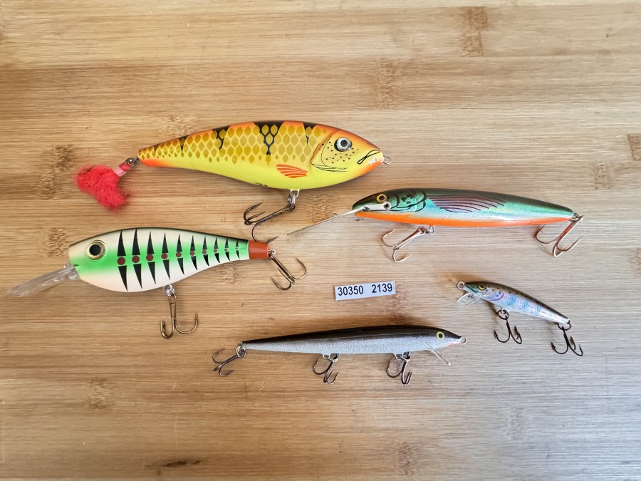 Wobbler, Jerkbait, gelb/orange/schwarz, 155mm lang, Gewicht 70g, Cormoran, Buster, Floating 3,5m diving depth, 150mm lang, Gewicht 28g, mit Metallschaufel, orange/grün/schwarz, 170mm lang, Gewicht 34g, Rapala floating, Finland, hell/dunkel, 130mm lang, Gewicht 10g, Rapala floating, Finland, Rengeogenforelle, 70mm lang, Gewicht 3g, ungefischt