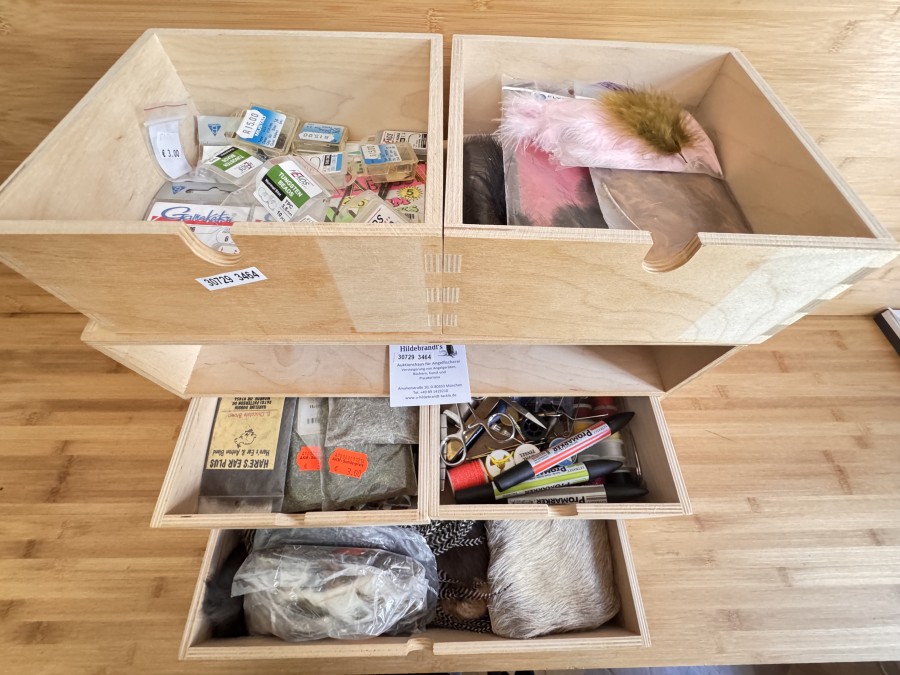 Fliegenbindebox, Holz, Grösse 420x285x205mm tief, 5 Fächer mit Fliegenbindewerkzeug, Bindefäden, Floss, Bälge, CDC- Federn, Dubbing, Rehhaar, Bucktail, Chenille, Marabu, viele verschiedene Federn, Haken von Tiemco, Turral, Partridge, Hends, Gamakatsu, sehr grosse Fliegenbindeausrüstung