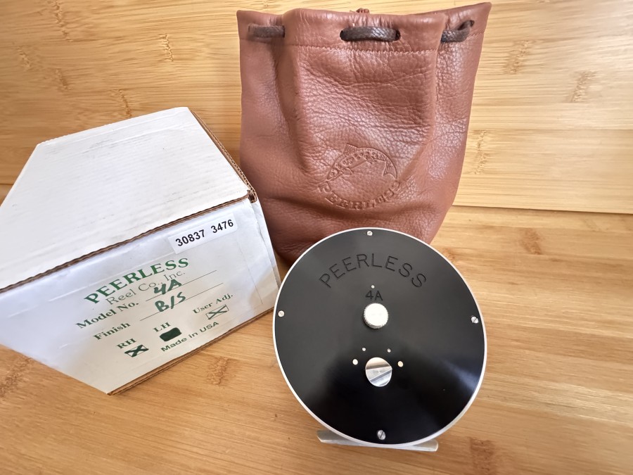 Lachsfliegenrolle, Peerless 4A, Made in USA, #10, Rechtshand, Rollendurchmesser 110mm, Rollenbtreite 45mm, Gewicht 248 Gramm, Leder Rollenbeutel, ungefischt, im Karton