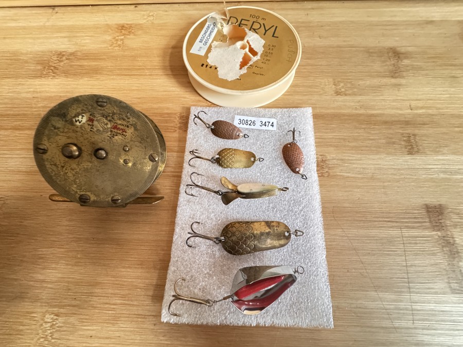 Steurer-Konvolut: Messingrolle (gemarkt), Perlmuttfisch (gemarkt), Zwillingsspinner (ungefischt) und 4 weitere Köder. Dazu noch eine ansprechende Schnurspule als Deko. Eisvogellogo!