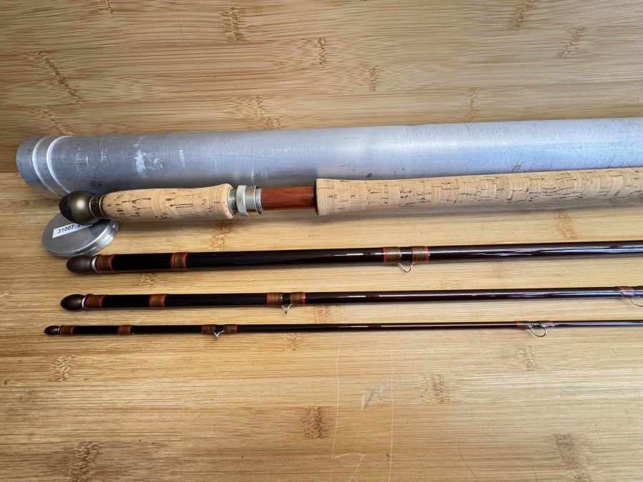 Zweihandfliegenrute, House of Hardy, Made in England, Hardy Sovereign Salmon Fly, Pat.No. 1.4.29.309, 4tlg, 15"- 457, #9/!0,
Gewicht 360 Gramm, Futteral, Alu Transportrohr, Gummiendkappe beschädigt, sonst sehr guter Zustand, Transportlänge 1470mm