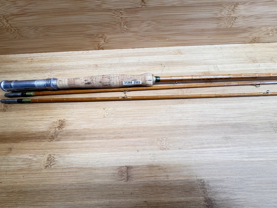 Gespliesste Fliegenrute, The Warrion Rod, Made by Ogden Smith Ltd, London, England, Reservespitze, 2tlg., 2,60m, #7, Gewicht 177g, Messing Hülsen, Hülsenstopfen, Futteral, ungefischt, Transportlänge 1350mm