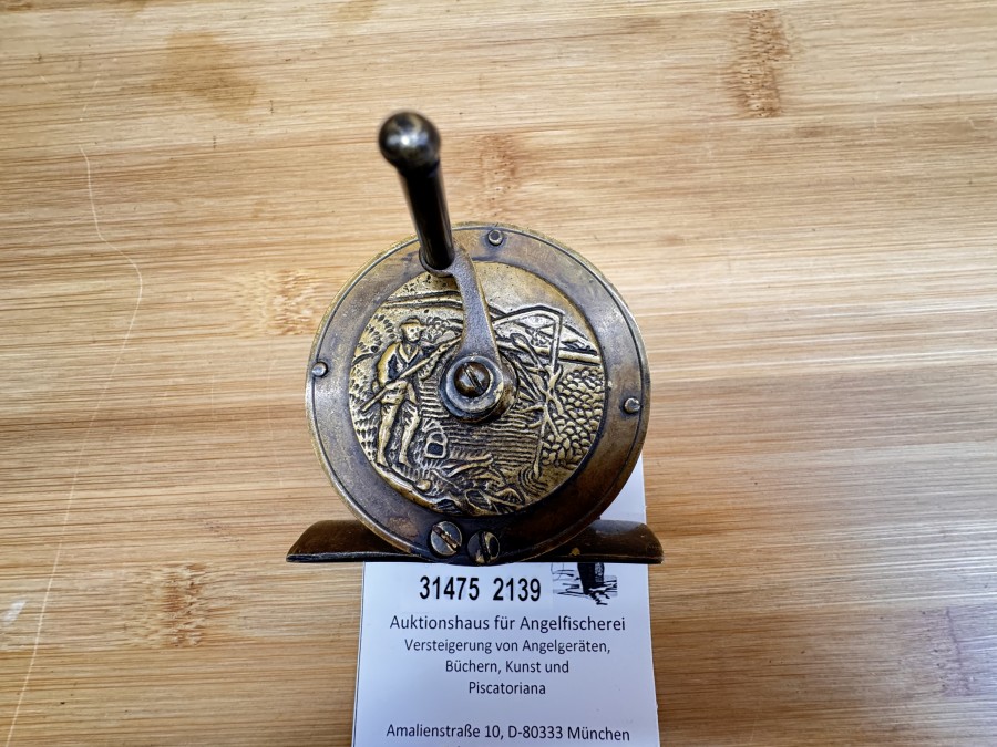 Vintage Messingrolle mit beidseitigem Angler-Relief, Durchmesser 6cm, hergestellt im Jahr 1897, gravierter Hersteller J.B. Mascorp, dessen Manufaktur bestand von 1893 bis 1903 in 25 Market Place, Manchester,  diese Rolle wurde sehr oft kopiert und nachgebaut - sehr schönes Dekostück