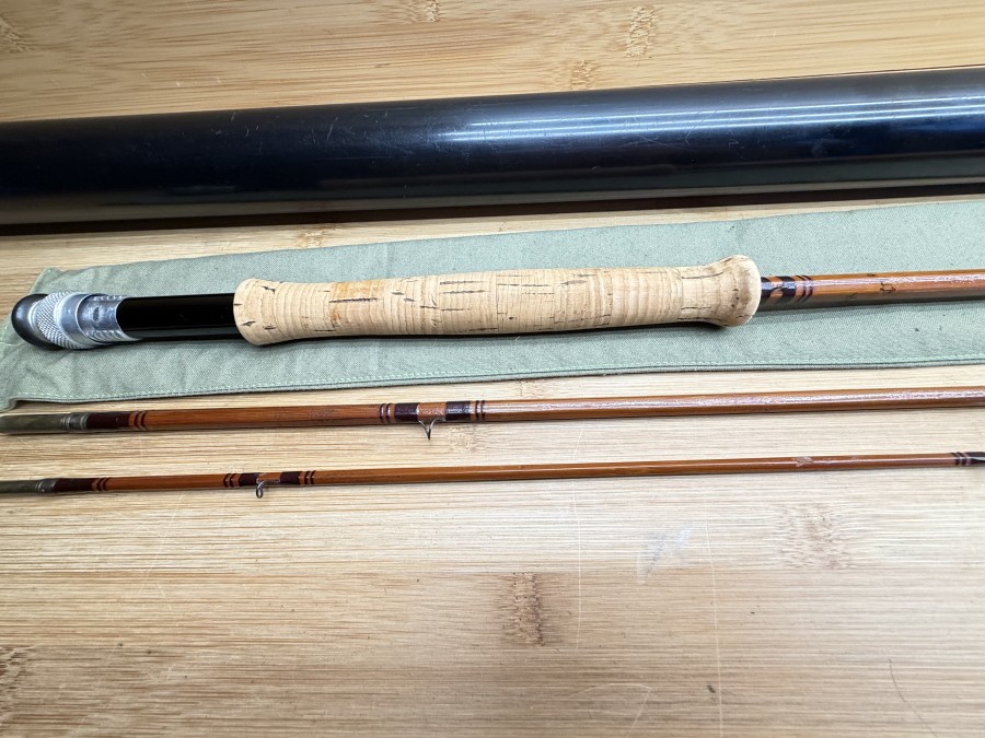 Fliegenrute, Handmade by W.B. (Walter Brunner), Type Uranitsch Speziale, 3tl.g, 2,60m -165gr - 5/63, Futteral, Kunststoff Transportrohr mit Lederkappe, Lederkappe beschädigt, Lackschäden,  sehr seltenes Stück. Eine weitere W.B.-Rute steht im Fischereimuseum im Schloss Wolfsthurn, Ratschings in Südtirol. Transportlänge 1250mm