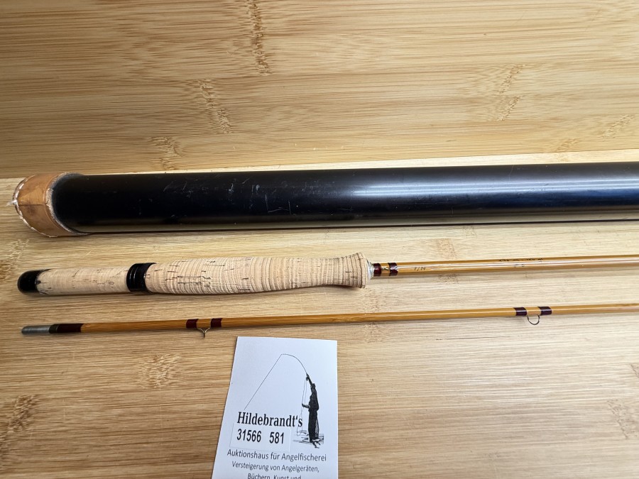 Gespliesste Fliegenrute, "brunner - austria", Type Orbigo, 7/74, 2tlg., 2,45mm - 120g, #6, Futteral, Rutentransportrohr mit Lederkappen, kleiner Schaden am Hülsenstopfen, Gebrauchsspuren, Transportlänge 1280mm
