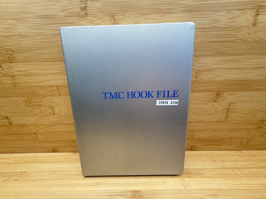 Fliegenhaken Vorratsbox, TMC Hook File, mit 31 Hakenboxen, gefüllt mit 1250 Stück  Fliegenhaken von Cormoran, Mustad, Partridge, Turrall, Trocken-, Nymphen- und Streamerhaken, Grösse 1 bis 20, Gebrauchsspuren