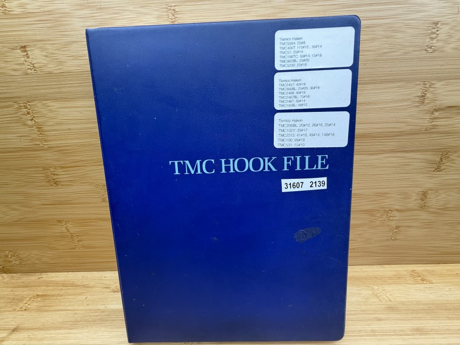 Fliegenhaken Vorratsbox, TMC Hook File, mit 1069 Stück Tiemco Haken, TMC 9394: 25#8, TMC 400T: 110#12. 50#14, TMC 51: 25#14, TMC 900BL: 25#20, TMC 5230: 25#16, TMC 2457: 42#18, TMC 300BL: 25#20, 30#16, TMC 2488: 40#18, TMC 248BL: 75#16, TMC 2487: 33#14, TMC 100BL: 45#12, TMC 200BL: 20#12, 26#16, 25#14, TMC 102Y: 33#17, TMC 2312: 41#16, 49#14, 148#18, TMC 100: 99#18, TMC 531: 15#10, neu
