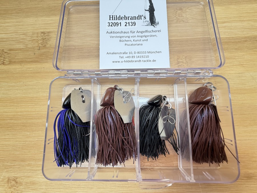 4 Chatterbait, Illex, BleiKopf, Gummifransen, schwarz, 36g, braun, 33g, schwarz, 18g, braun, 33g, in Kunststoffbox, ungefischt
