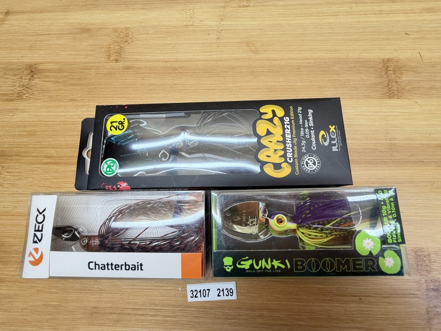 3 Chatterbait, Zeck, braun, #6/0, 10g, Gunki Boomer. #4/0, 10g, Illex, Crazy Crusher 21G, 24,3g, ungefischt