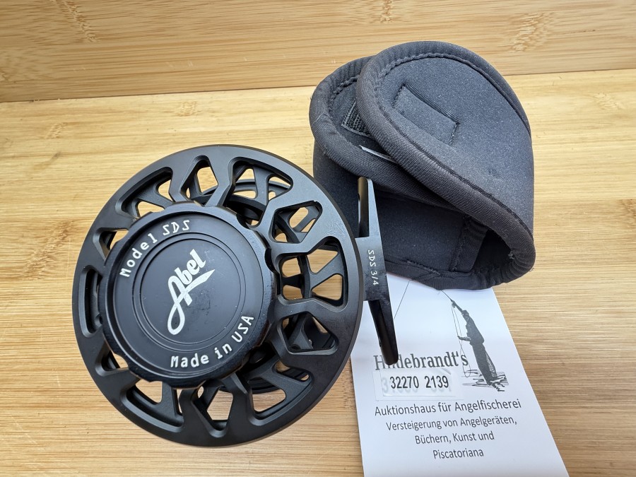 Fliegenrolle, Large Arbor, Made in China, (entgegen der Beschriftung), Model SDS 3/4, Rechtshand, schwarz, Rollendurchmesser 86mm, Rollenbreite 38mm, Gewicht 233g, Neoprene Rollentasche, gute Qualität, neu