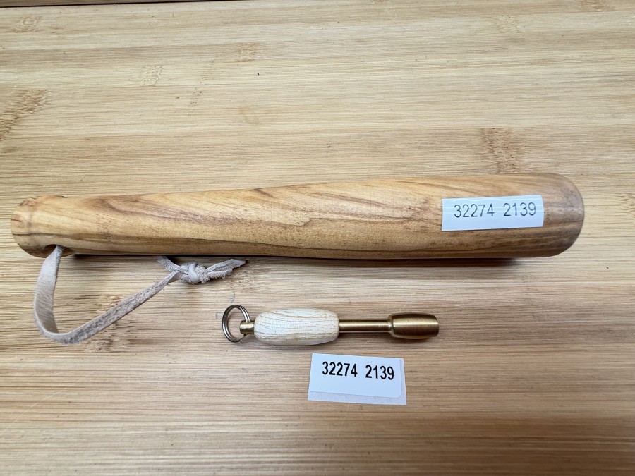 Fischtöter, hellbraunes Holz, Gewicht im vorderen Bereich, 170mm, dazu ein kleiner Fischtöter-Schlüsselanhänger