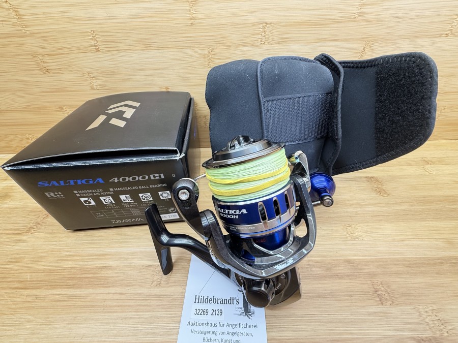 Stationärrolle, Daiwa, Made in Japan, Saltiga 4000 H, mit geflochtener Schnur, einige Male geworfen, Neoprene Rollentasche, im Karton