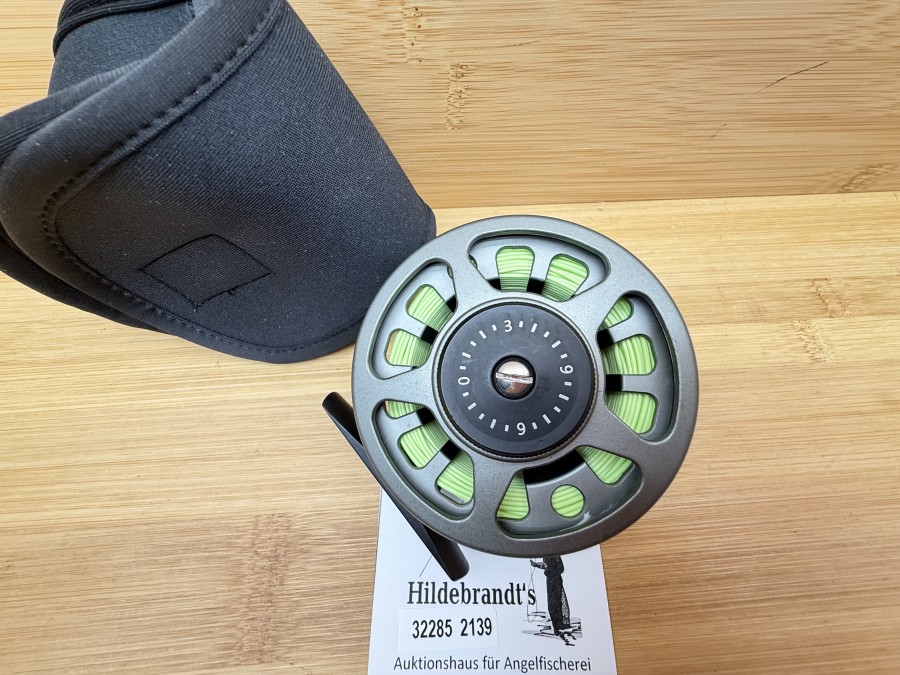 Fliegenrolle, Großkern 3/5, Links- oder Rechtshand, Rollendurchmesser 77mm, Rollenbreite 40mm, Gewicht 162g, mit gefischter Fliegenschnur WF 5 F, Neoprene Rollentasche, neu im Karton