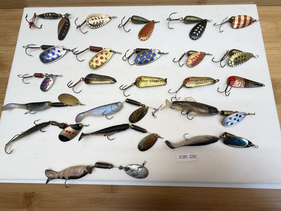 22 Kunstköder, 7 Spinner mit Gummifisch, 3 Löffel, Wek Pat Angem, 1 Mozzi, 1,  11 Spinner, Abu, Mepps Comet, Toni, Sweden und andere, neu und gefischt