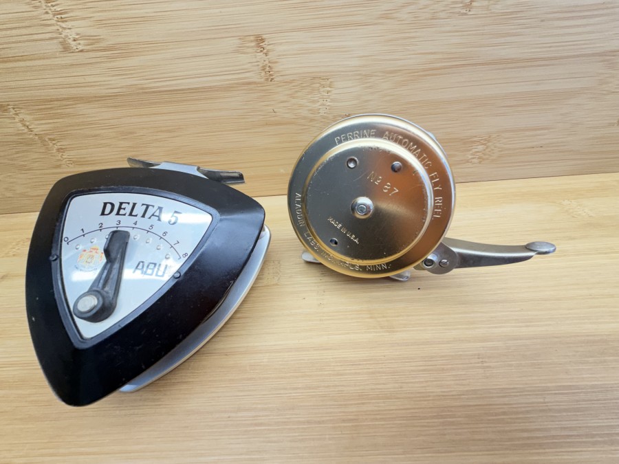 2 Fliegenrollen, ABU, Sweden, Delta 5, Rechtshand, Gewicht 237g, Gebrauchsspuren, Perrine, Automatic Fly Reel, No. 87, Made in USA, reparaturbedürftig