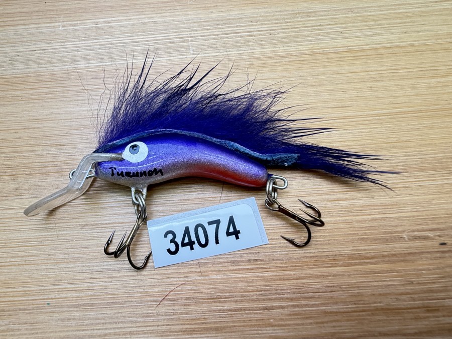 Wobbler, Turunen Finland, gemarkt, 4cm, 4g, rot/silber/violett, violetter Fellstreifen, ungefischt