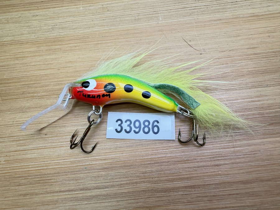 Wobbler, Turunen Finland, gemarkt, 4cm, 4g, gelb/rot/schwarz, hellgrüner Fellstreifen, ungefischt