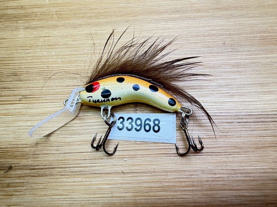 Wobbler, Turunen Finland, gemarkt, 4cm, 4g, gelb/beige/schwarz, brauner  Fellstreifen, ungefischt