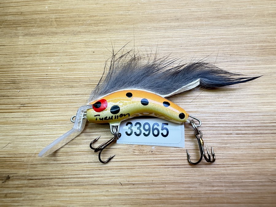 Wobbler, Turunen Finland, gemarkt, 4cm, 4g, gelb/beige/schwarz, grauer Fellstreifen, ungefischt