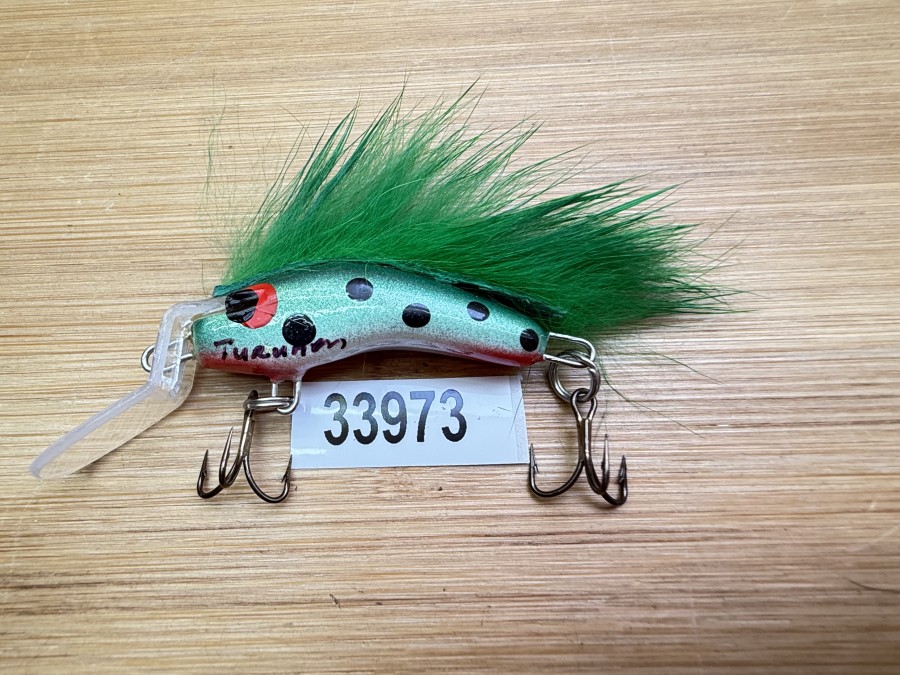 Wobbler, Turunen Finland, gemarkt, 4cm, 4g, rot/grün/schwarz, grüner  Fellstreifen, ungefischt