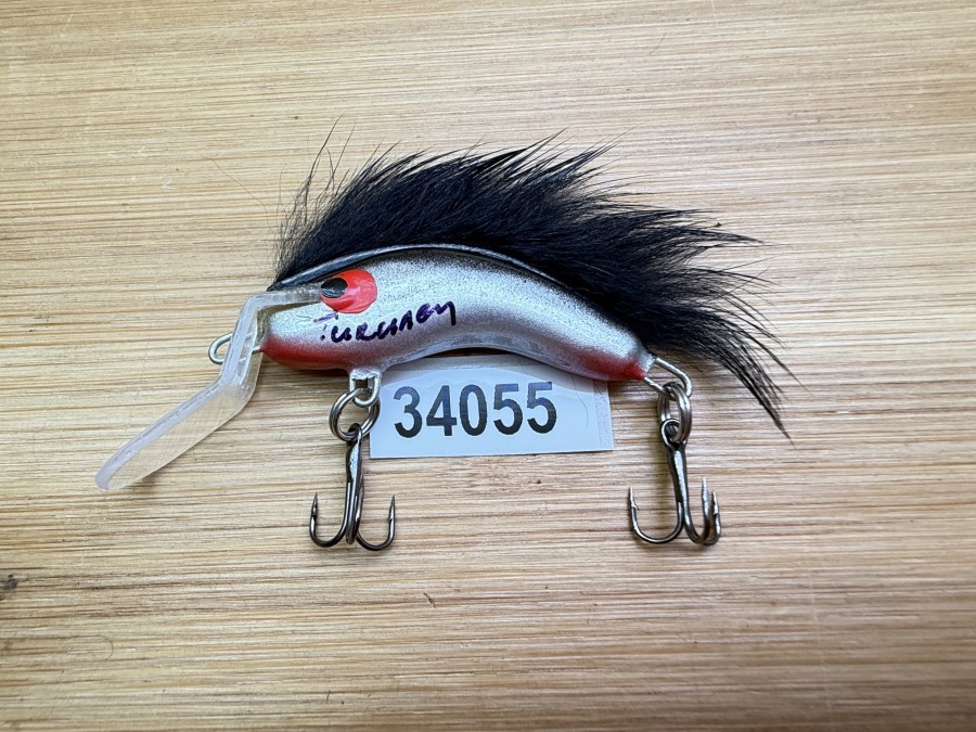 Wobbler, Turunen Finland, gemarkt, 4cm, 4g, rot/silber/schwarz, schwarzer Fellstreifen, ungefischt