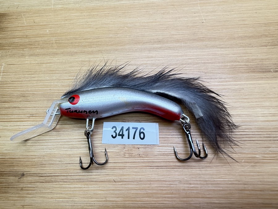 Wobbler, Turunen Finland, gemarkt, 6cm, 8g, rot/silber, grauer Fellstreifen, ungefischt