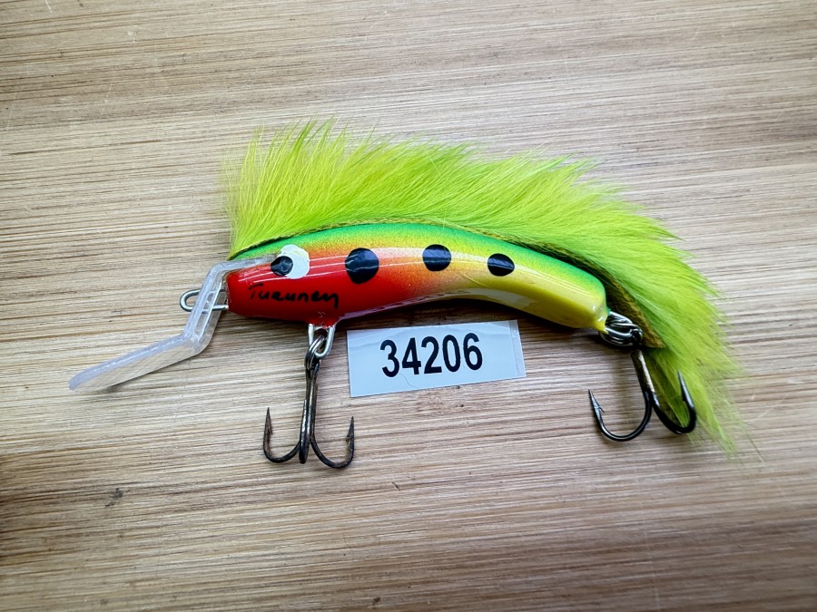 Wobbler, Turunen Finland, gemarkt, 6cm, 8g, rot/gelb/grün/schwarz, hellgrüner Fellstreifen, ungefischt