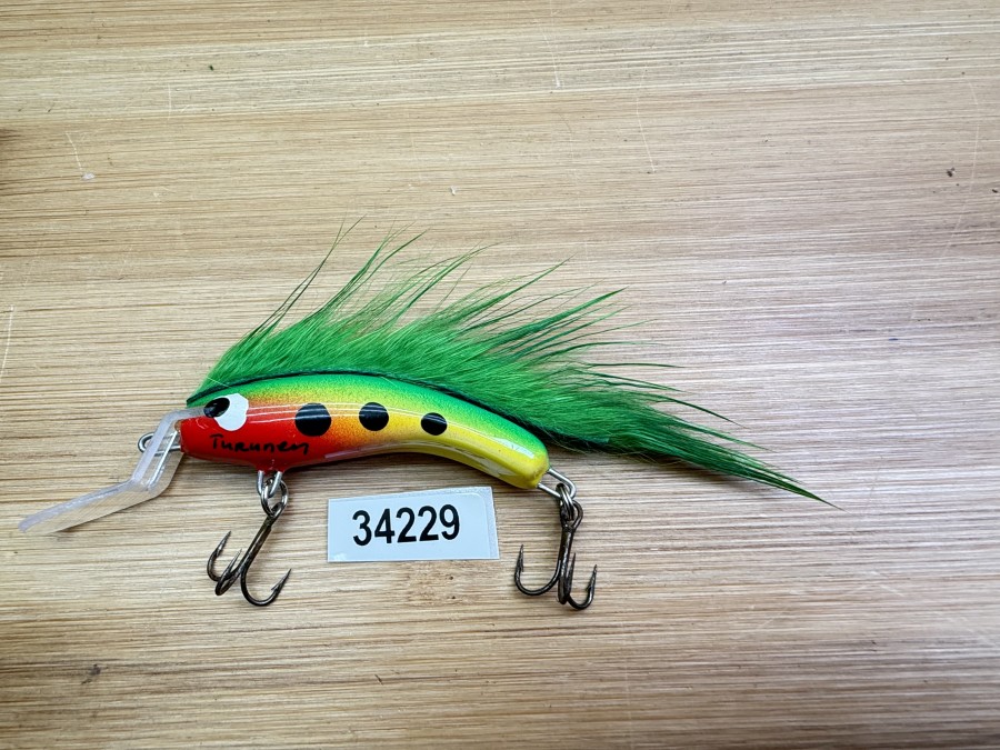 Wobbler, Turunen Finland, gemarkt, 6cm, 8g, rot/gelb/grün/schwarz, grüner Fellstreifen, ungefischt
