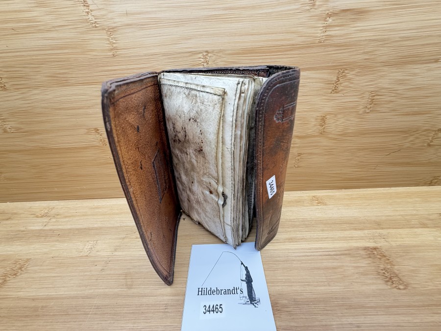 Vintage-Vorfachtasche, stilvolles Accessoire für traditionelle Fliegenfischer, aus robustem Leder,  im Inneren eine Kombination aus Pergamenthüllen für Vorfächer, 30 Fliegen