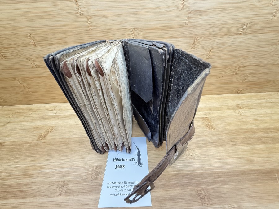 Vintage-Vorfachtasche, stilvolles Accessoire für traditionelle Fliegenfischer, aus robustem Leder, im Inneren eine Kombination aus Pergamenthüllen für Vorfächer und Filz zum trocknen der Fliegen, 10 Fliegen, Gebrauchsspuren