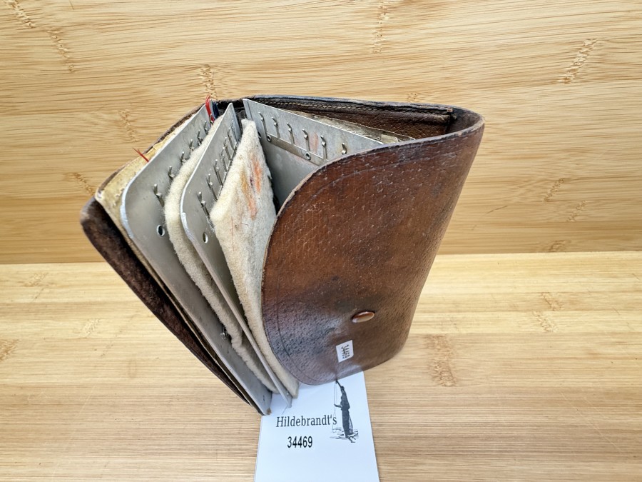 Vintage Vorfachtasche, Leder, Aluplatten mit Halteclips, Filz, 14 Fliegen und Vorfach, Gebrauchsspuren